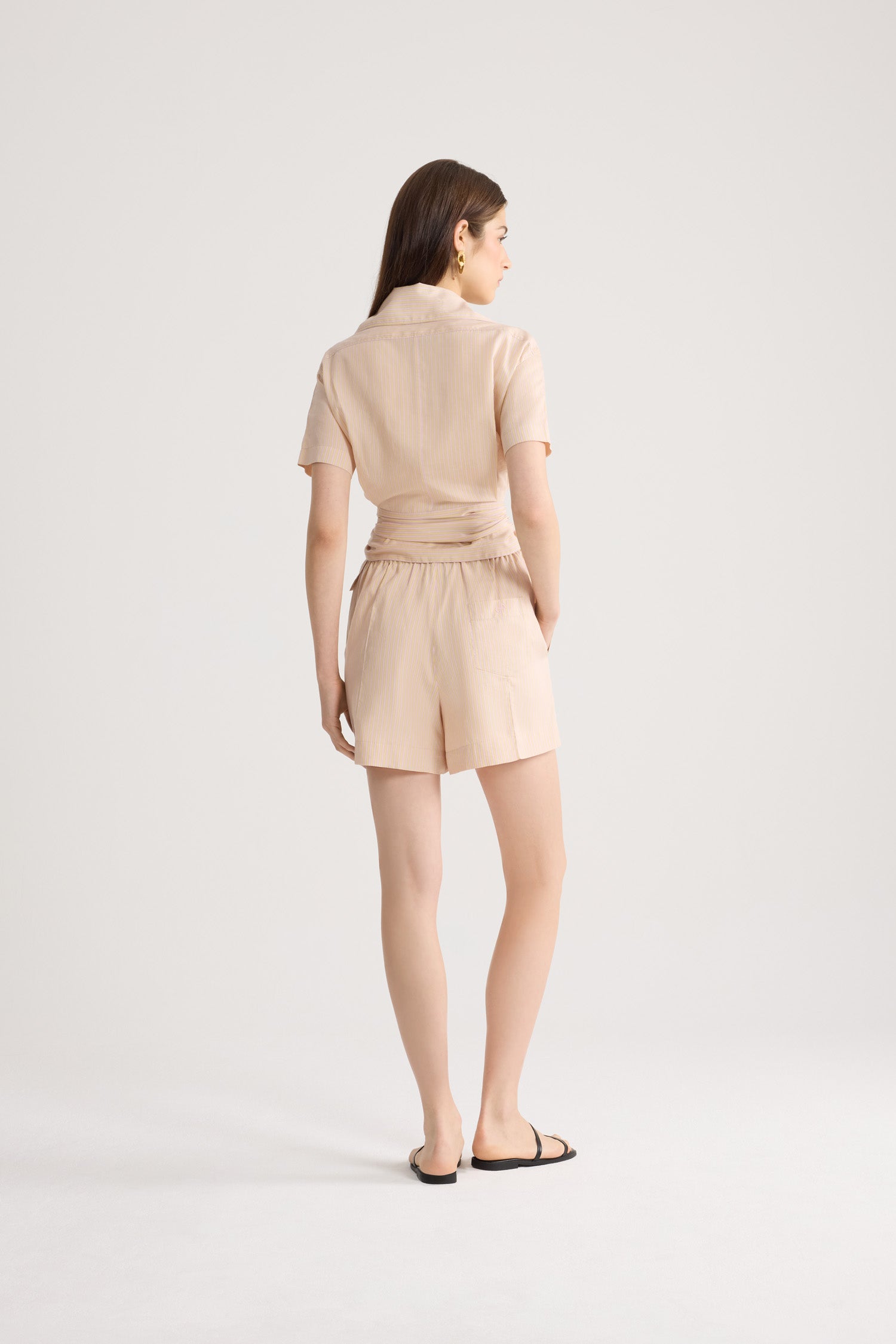 Patou - Chemise de plage nouée en soie mélangée - Shell Beach Stripes - Chemise beige abricot, à rayures jaunes et roses. Manches courtes. Taille nouée.Cette pièce est issue de la Capsule &amp;quot;Patou Plage&amp;quot;, pensée par Guillaume Henry.