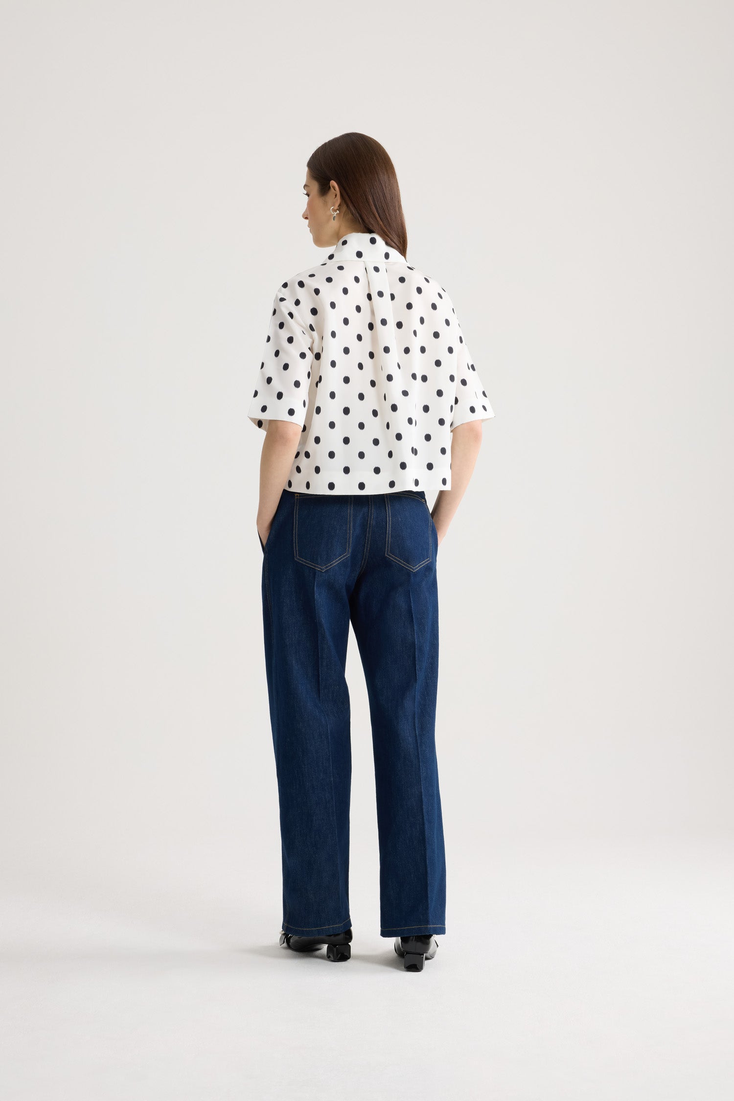 Patou - Blouse manches courtes en faille recyclée - Cloud Dancer - Blouse manches courtes blanche à pois noirs. Col chemise. Coupe droite.