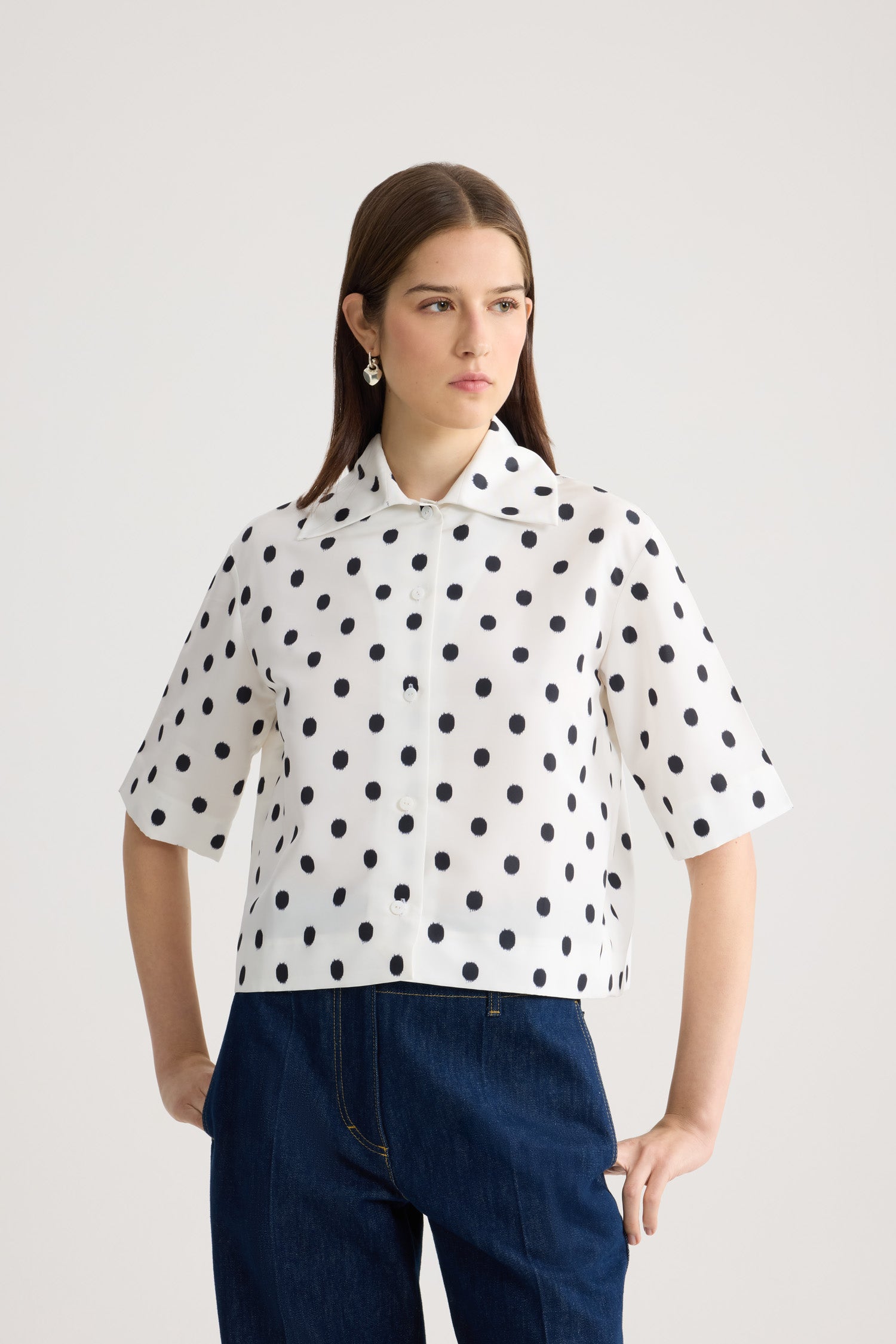 Patou - Blouse manches courtes en faille recyclée - Cloud Dancer - Blouse manches courtes blanche à pois noirs. Col chemise. Coupe droite.