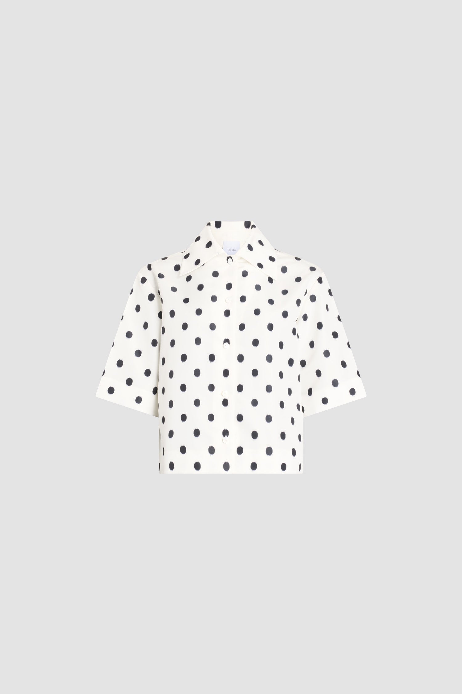 Patou - Blouse manches courtes en faille recyclée - Cloud Dancer - Blouse manches courtes blanche à pois noirs. Col chemise. Coupe droite.