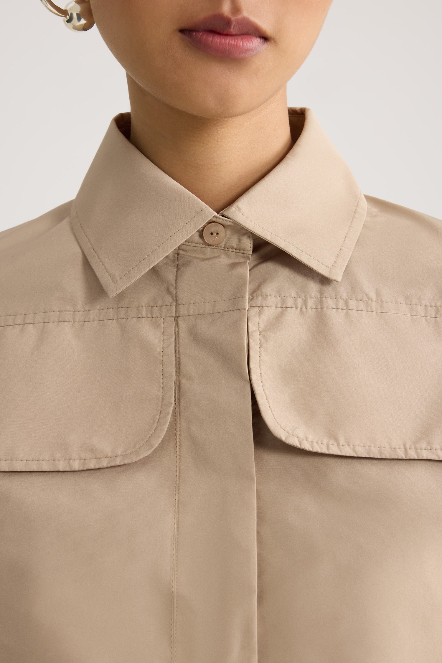 Patou - Camicia safari corta in faille riciclata - Dune - Camicia safari corta color sabbia. Colletto a camicia. Due tasche applicate. Coulisse in vita.
