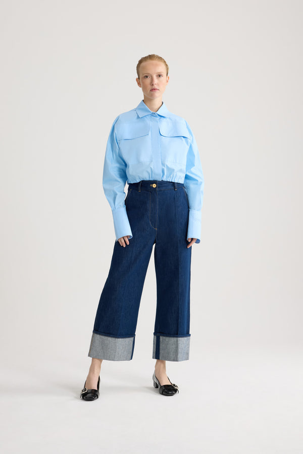 Patou - オーガニックコットン ショート サファリシャツ - Riviera Blue - ライトブルーカラーのショートサファリシャツ。シャツカラー。2パッチポケット。ウエストにドローストリング。
