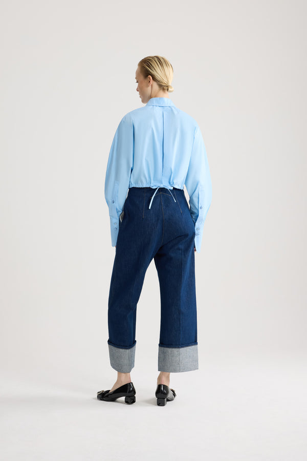 Patou - オーガニックコットン ショート サファリシャツ - Riviera Blue - ライトブルーカラーのショートサファリシャツ。シャツカラー。2パッチポケット。ウエストにドローストリング。