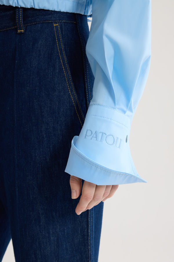 Patou - オーガニックコットン ショート サファリシャツ - Riviera Blue - ライトブルーカラーのショートサファリシャツ。シャツカラー。2パッチポケット。ウエストにドローストリング。