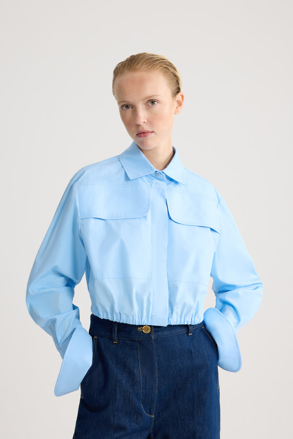 Patou - オーガニックコットン ショート サファリシャツ - Riviera Blue - ライトブルーカラーのショートサファリシャツ。シャツカラー。2パッチポケット。ウエストにドローストリング。