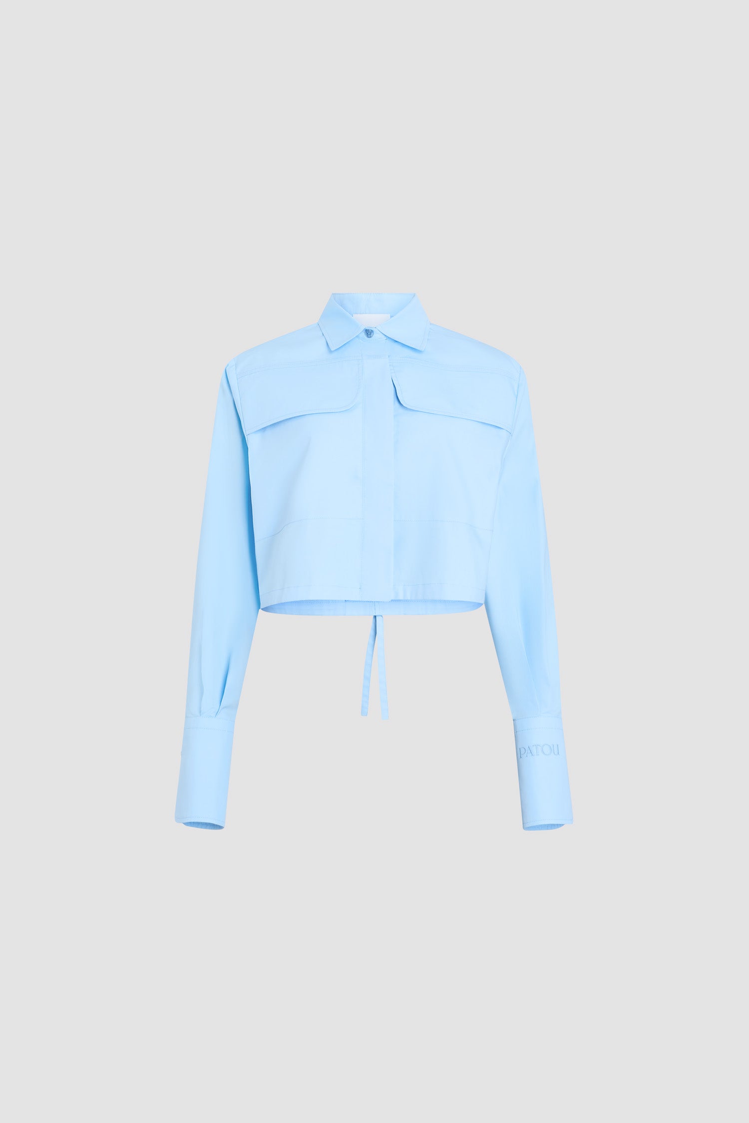 Patou - Chemise safari courte en coton bio - Riviera Blue - Chemise safari courte bleu ciel. Col chemise. Deux poches plaquées. Cordon de serrage à la taille.