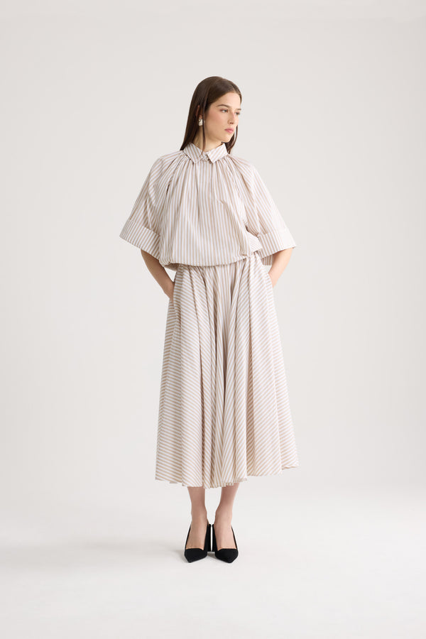 Patou - Blusa voluminosa a maniche corte a righe in cotone biologico - Dolce Coffee Stripes - Blusa voluminosa a maniche corte a righe beige e bianche. Collo rotondo. Maniche a sbuffo.