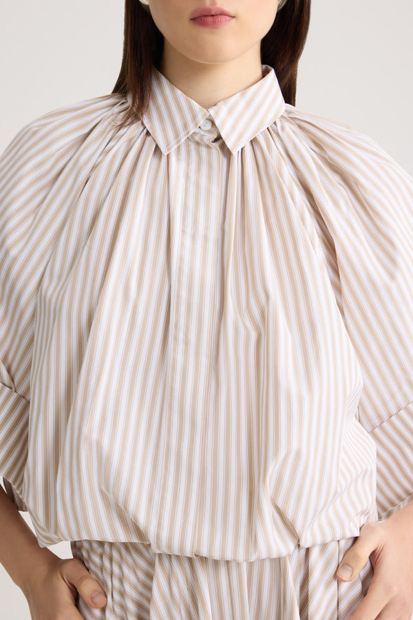 Patou - Blusa voluminosa a maniche corte a righe in cotone biologico - Dolce Coffee Stripes - Blusa voluminosa a maniche corte a righe beige e bianche. Collo rotondo. Maniche a sbuffo.