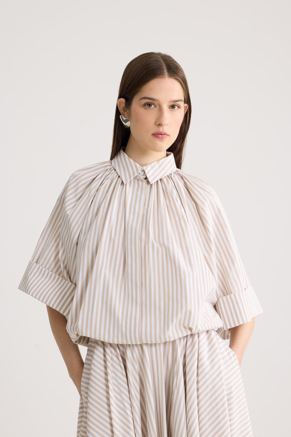 Patou - Blusa voluminosa a maniche corte a righe in cotone biologico - Dolce Coffee Stripes - Blusa voluminosa a maniche corte a righe beige e bianche. Collo rotondo. Maniche a sbuffo.