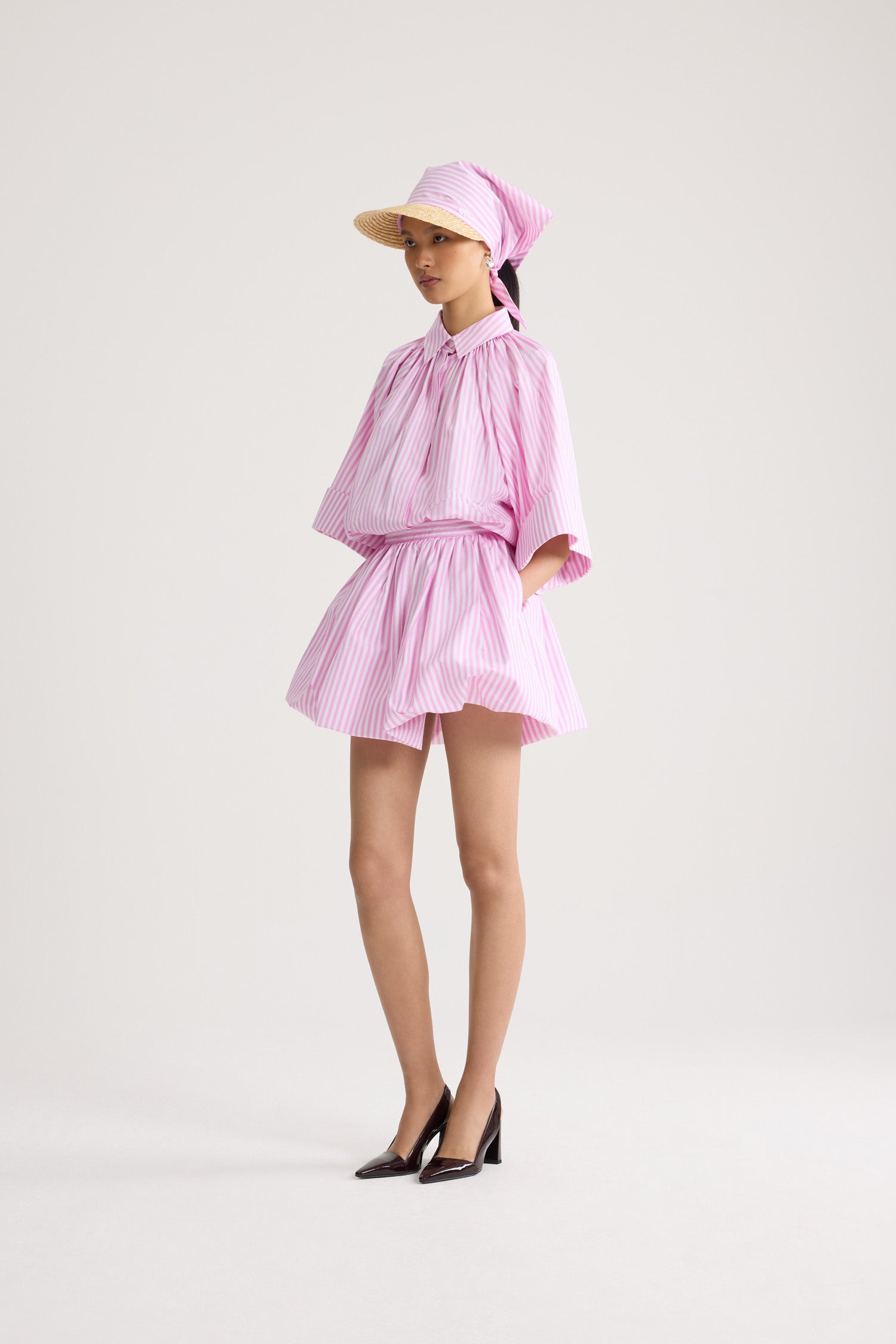Patou - ストライプ オーガニックコットン 半袖 ボリュームブラウス - Bougainvillea Stripes - ピンク＆ホワイトカラーのストライプ入り ボリューム感のある半袖ブラウス。ラウンドネック。パフスリーブ。