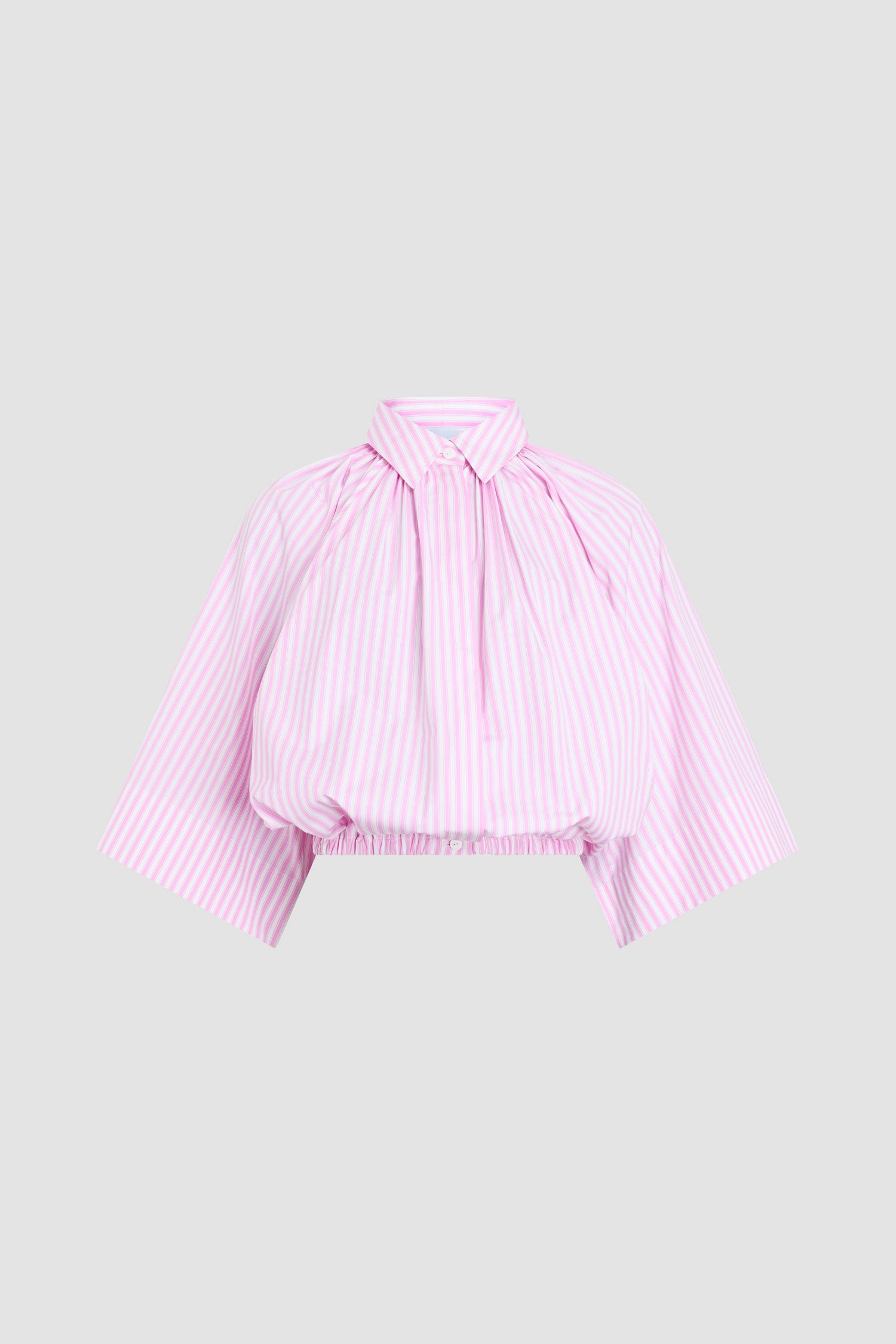 Patou - ストライプ オーガニックコットン 半袖 ボリュームブラウス - Bougainvillea Stripes - ピンク＆ホワイトカラーのストライプ入り ボリューム感のある半袖ブラウス。ラウンドネック。パフスリーブ。