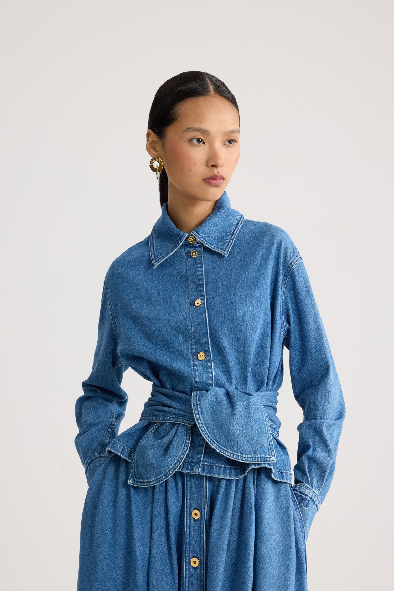 Patou - Langarm-Knotenhemd aus Baumwollmischung - Heritage Blue Wash - Blaues Jeansfarbenes Langarm-Knotenhemd aus Baumwollmischung. Hemdkragen. Knotendetail an der Taille.