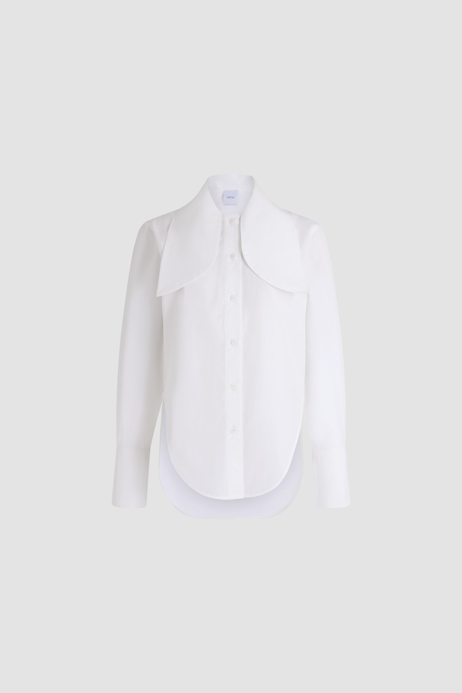 Patou - Bluse mit Bindekragen aus Bio-Baumwolle - White - Weiße Bluse aus Bio-Baumwolle. Lange Ärmel. Knopfleiste. Große Passe, die seitlich einen Bindekragen formt.