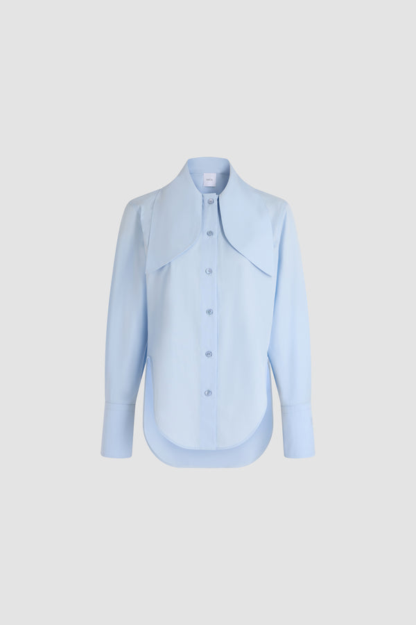 Patou - Bluse mit Bindekragen aus Bio-Baumwolle - Polar Sky - Hellblaue Bluse aus Bio-Baumwolle. Lange Ärmel. Knopfleiste. Große Passe, die seitlich einen Bindekragen formt.
