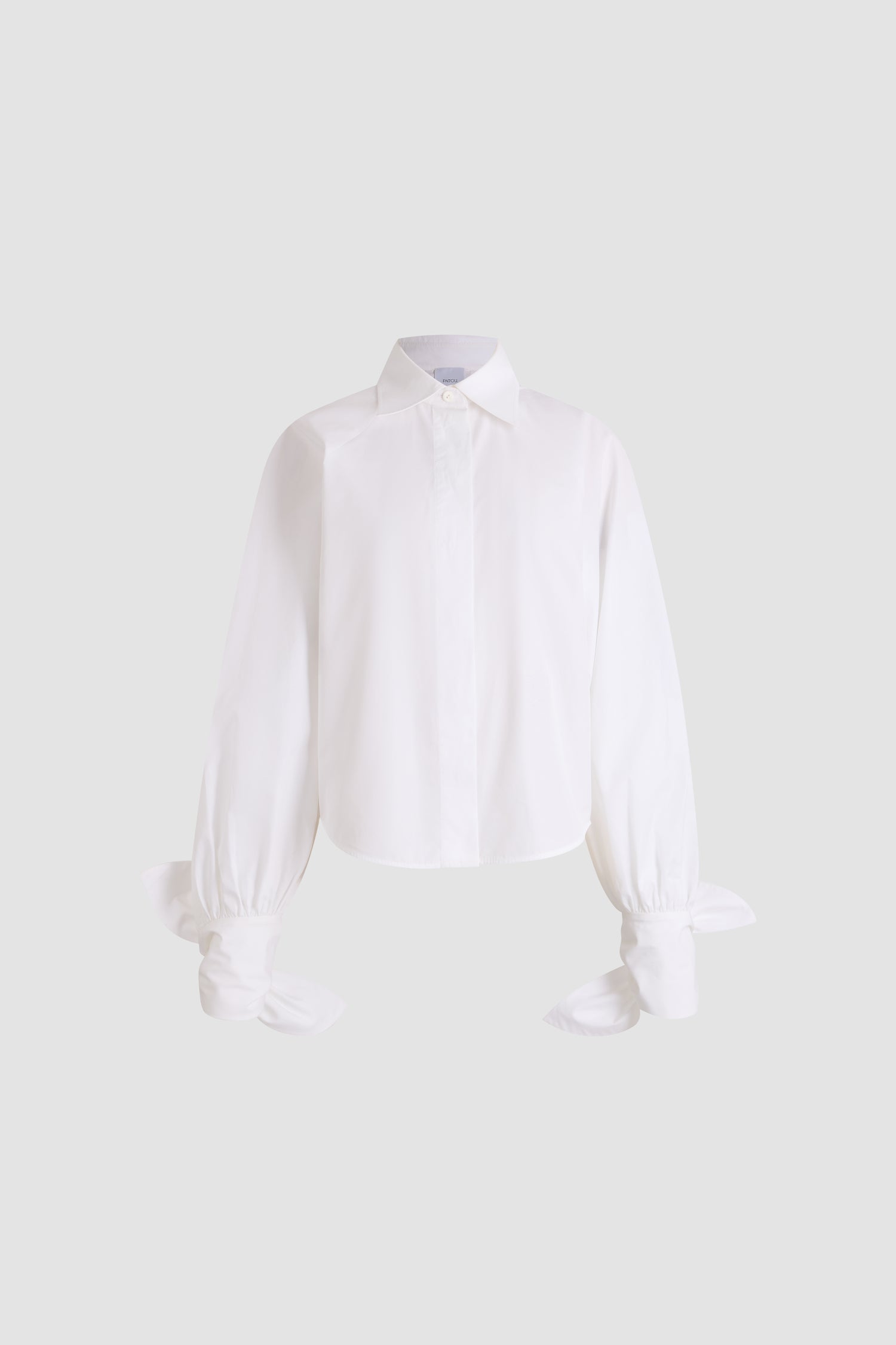Patou - Blusa con maniche annodate in cotone biologico - White - Blusa bianca in cotone biologico. Maniche lunghe. Polsini annodati. Collo a camicia. Chiusura con bottoni sul davanti. Volume ampio.