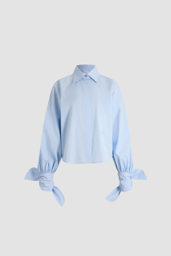 Patou - Bluse mit gebundenen Ärmeln aus Bio-Baumwolle - Polar Sky - Hellblaue Bluse aus Bio-Baumwolle. Lange Ärmel. Gebundene Manschetten. Hemdkragen. Knopfleiste vorne.