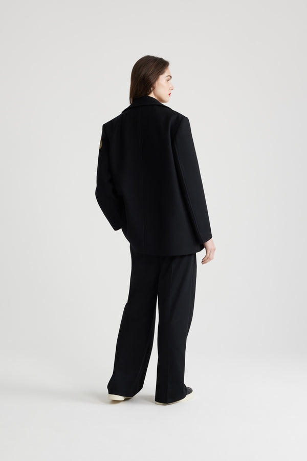 Patou - 刺繍ロゴ入りオーバーサイズ ウール ピーコート - Black - ネイビーのウールに映えるゴールドのアクセント。 ブラックのバージンウール製ピーコート。ダブルブレストスタイル、大型のラペル付き。袖にエングレーヴィングを施したゴールドカラーのボタンとゴールドの刺繍ロゴ。サイドにスリットポケット。全体に裏地付き。