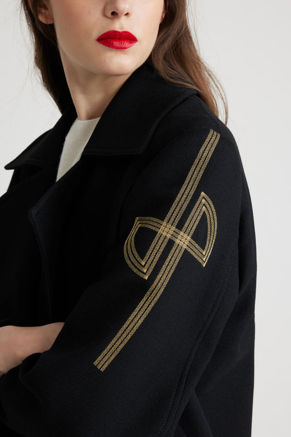 Patou - 刺繍ロゴ入りオーバーサイズ ウール ピーコート - Black - ネイビーのウールに映えるゴールドのアクセント。 ブラックのバージンウール製ピーコート。ダブルブレストスタイル、大型のラペル付き。袖にエングレーヴィングを施したゴールドカラーのボタンとゴールドの刺繍ロゴ。サイドにスリットポケット。全体に裏地付き。