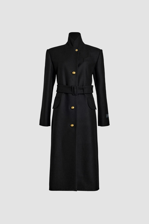 Patou - サステナブルウール＆カシミアブレンド テーラードコート - Black - ブラックのサステナブル ウール＆カシミア混紡コート。ロング丈。ストレートシルエット。立体的なショルダー。ハイカラー。コントラストカラーの裏地。ゴールドトーンのJP刻印と半球のJPボタン。片胸ポケット、フラップポケット2つ。ウエストに調節可能なバックルベルト。袖口にボタン付き。左袖にパトゥラベル。バックにハイベント。裏地付き。存在感のあるショルダーデザイン。