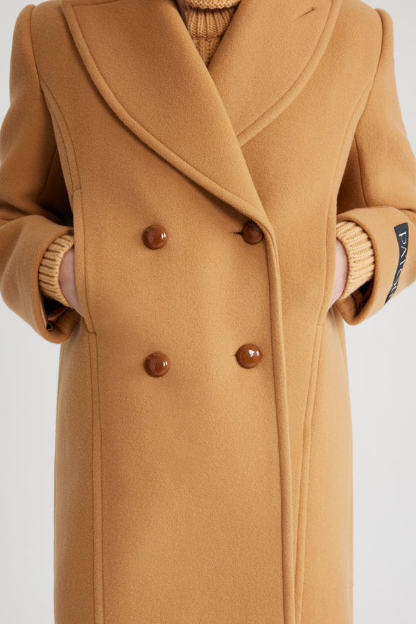 Patou - 울 및 캐시미어 혼방 더블 브레스티드 코트 - Biscuit - 비스킷 베이지 컬러의 울 및 캐시미어 혼방 소재. 무릎 길이. 스트레이트 실루엣. 더블 브레스티드 구조. 와이드 피크 라펠. 우븐 가죽 버튼. 심 포켓. 버튼 디테일의 커프스. 왼쪽 슬리브의 Patou 라벨. 안감 처리.스트레이트 컷과 부드러운 어깨가 돋보이는 스타일입니다.