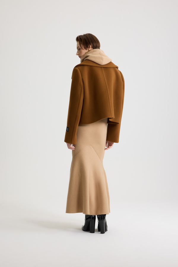 Patou - Kurzer zweireihiger Mantel aus nachhaltiger Wollmischung - Mahogany - Mantel aus nachhaltiger Wollmischung in Mahagonibraun. Gekürzte Länge. Gerade Silhouette. Zweireihige Konstruktion. Breites, steigendes Revers. Silberfarbene, halbkugelförmige Knöpfe mit JP-Monogramm. Rundsäume vorne. Saumtaschen. Patou Logoetikett auf dem linken Ärmel. Gefüttert.