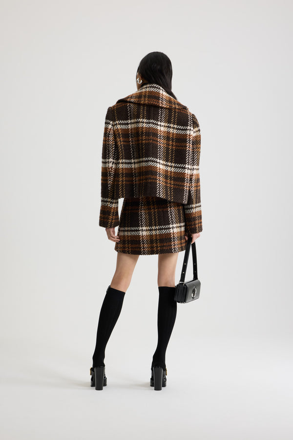 Patou - Kurzer zweireihiger Mantel aus Wollmix - Autumn Checkerboard - Mantel aus Schurwollmix in Herbstbraun. Kariert. Gekürzte Länge. Gerade Silhouette. Zweireihige Konstruktion. Breites, steigendes Revers. Silberfarbene, halbkugelförmige Knöpfe mit JP-Monogramm. Rundsäume vorne. Saumtaschen. Patou Logoetikett auf dem linken Ärmel. Gefüttert.