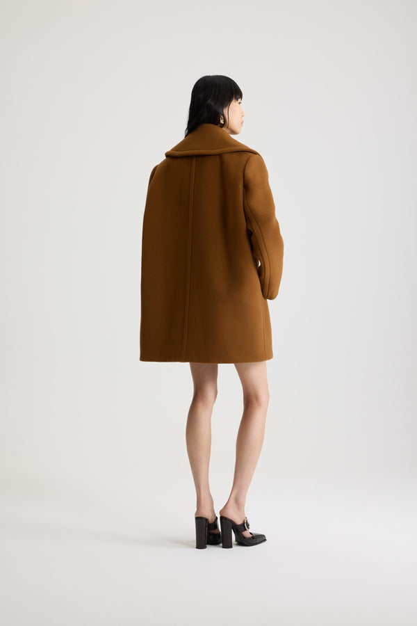 Patou - Zweireihiger Mantel aus nachhaltiger Wollmischung - Mahogany - Mantel aus nachhaltiger Wollmischung in Mahagonibraun. Länge bis zur Mitte des Oberschenkels. Gerade Silhouette. Zweireihige Konstruktion. Breites, steigendes Revers. Silberfarbene, halbkugelförmige Knöpfe mit JP-Monogramm. Rundsäume vorne. Saumtaschen. Patou Logoetikett auf dem linken Ärmel. Gefüttert.