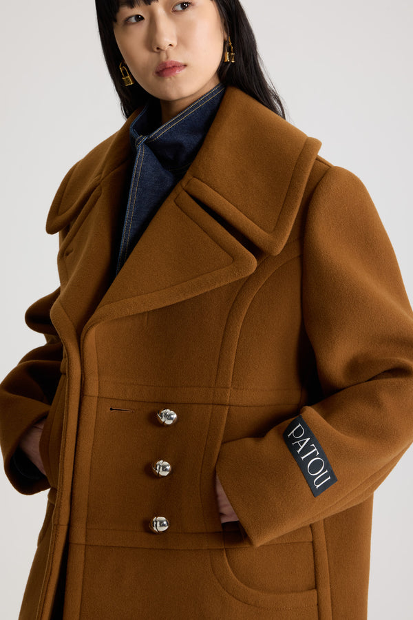 Patou - Zweireihiger Mantel aus nachhaltiger Wollmischung - Mahogany - Mantel aus nachhaltiger Wollmischung in Mahagonibraun. Länge bis zur Mitte des Oberschenkels. Gerade Silhouette. Zweireihige Konstruktion. Breites, steigendes Revers. Silberfarbene, halbkugelförmige Knöpfe mit JP-Monogramm. Rundsäume vorne. Saumtaschen. Patou Logoetikett auf dem linken Ärmel. Gefüttert.