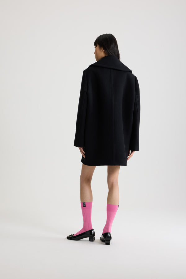 Patou - Zweireihiger Mantel aus nachhaltiger Wollmischung - Black - Mantel aus nachhaltiger Wollmischung in Schwarz. Länge bis zur Mitte des Oberschenkels. Gerade Silhouette. Zweireihige Konstruktion. Breites, steigendes Revers. Goldfarbene, halbkugelförmige Knöpfe mit JP-Monogramm. Rundsäume vorne. Saumtaschen. Patou Logoetikett auf dem linken Ärmel. Gefüttert.