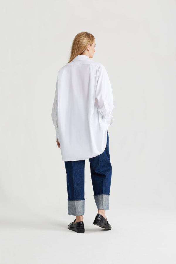 Patou - Vestito camicia corto in cotone bio - White - Da solo o sovrapposto, il vestito Patou da indossare in tutti i modi.Vestito in popeline di cotone bio bianco. Modello corto e oversize. Chiusura con bottoni nascosti incisi JP. Logo Patou ricamato sul fronte. Cucitura curva signature sul retro, Polsini abbottonati.Vestibilità oversize.