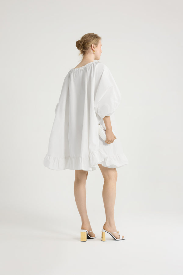 Patou - 재생 파유 그로그랭 러플 헴 드레스 - White - 화이트 컬러의 재생 폴리에스터 파유 소재. 무릎 길이. 볼륨감 있는 실루엣. 그로그랭 드로우스트링으로 오프숄더 스타일로 연출할 수 있는 신축성 있는 네크라인. 신축성 있는 커프스로 마감한 벌룬 슬리브. 밑단의 이중 러플 장식.본 드레스는 아주 특별한 날을 위해 사랑을 담아 디자인한 Cérémonie 캡슐 컬렉션의 제품입니다.