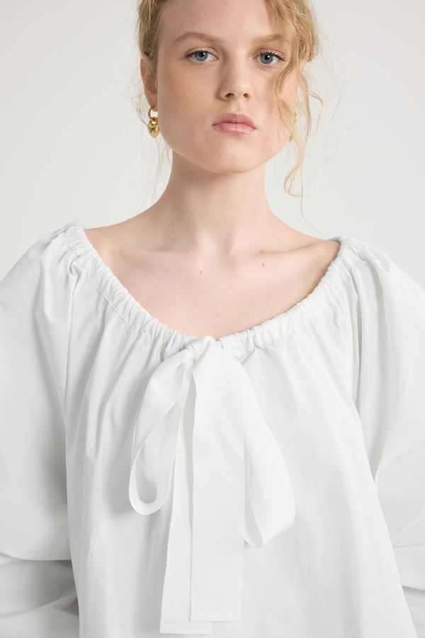 Patou - 재생 파유 그로그랭 러플 헴 드레스 - White - 화이트 컬러의 재생 폴리에스터 파유 소재. 무릎 길이. 볼륨감 있는 실루엣. 그로그랭 드로우스트링으로 오프숄더 스타일로 연출할 수 있는 신축성 있는 네크라인. 신축성 있는 커프스로 마감한 벌룬 슬리브. 밑단의 이중 러플 장식.본 드레스는 아주 특별한 날을 위해 사랑을 담아 디자인한 Cérémonie 캡슐 컬렉션의 제품입니다.