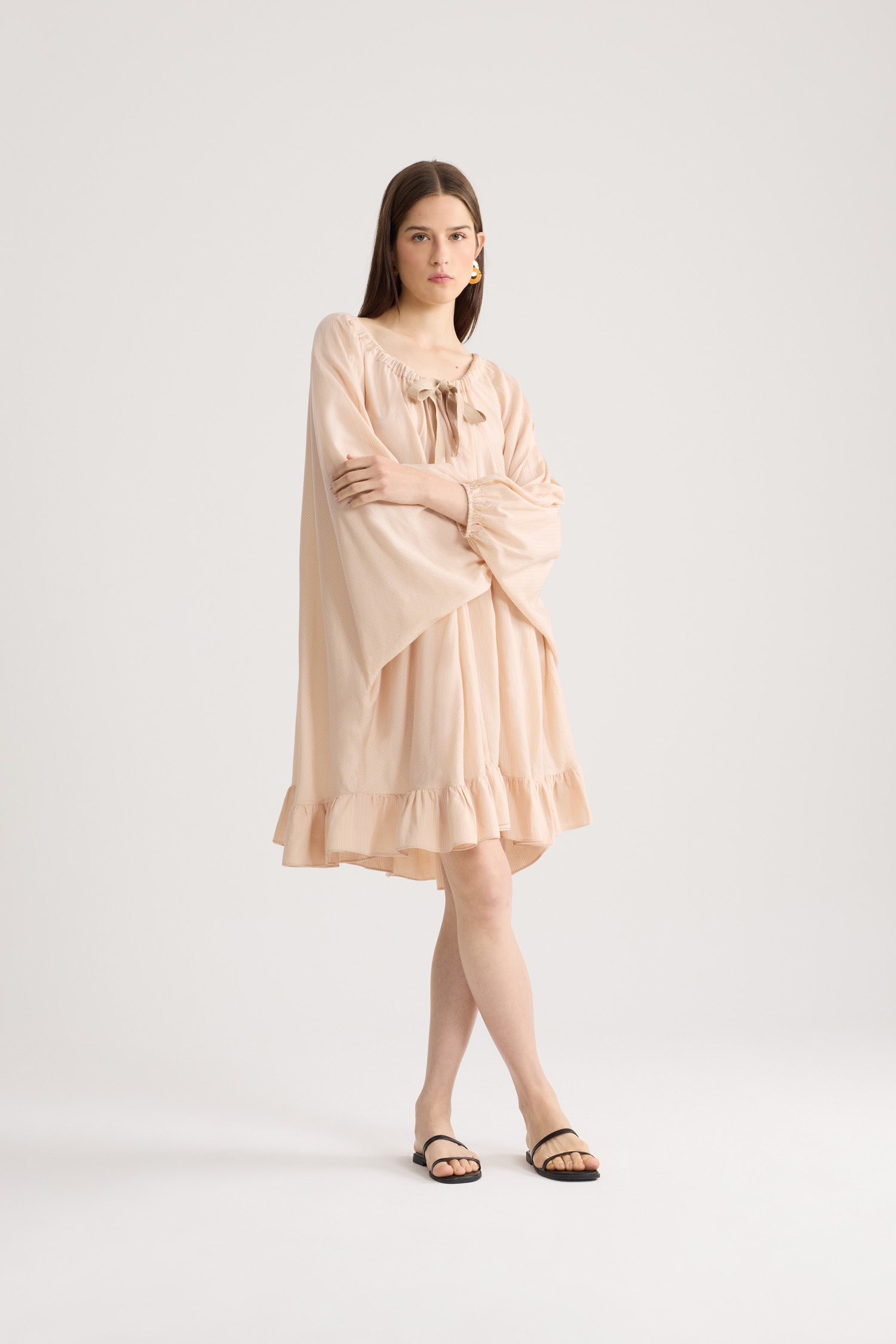 Patou - Lockeres Strandkleid aus Seidenmischung - Shell Beach Stripes - Aprikosenbeiges Kleid, mit gelben und rosa Streifen. Elastischer Kragen und Ärmelbündchen.Dieses Stück stammt aus der &amp;quot;Patou Plage&amp;quot; Kapsel, entworfen von Guillaume Henry.