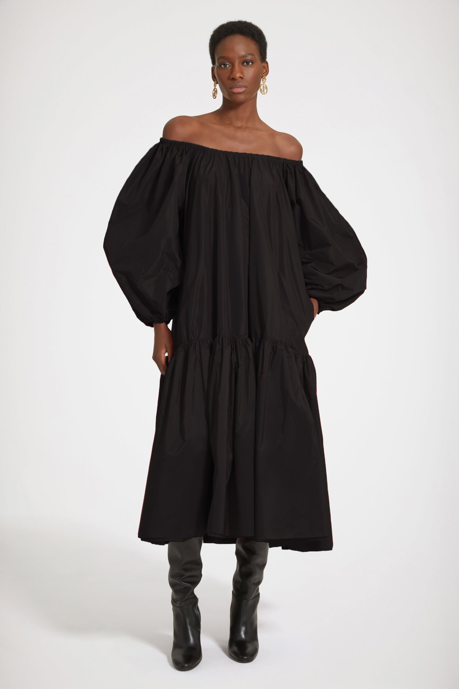 Patou - Vestito lungo con spalle scoperte in faglia sostenibile - Black - Il volume fa volare il vestito.Vestito in faglia di poliestere riciclato nera. Lunghezza maxi. Scollo elasticizzato che scopre le spalle. Maniche voluminose con polsini elasticizzati. Vestito voluminoso.