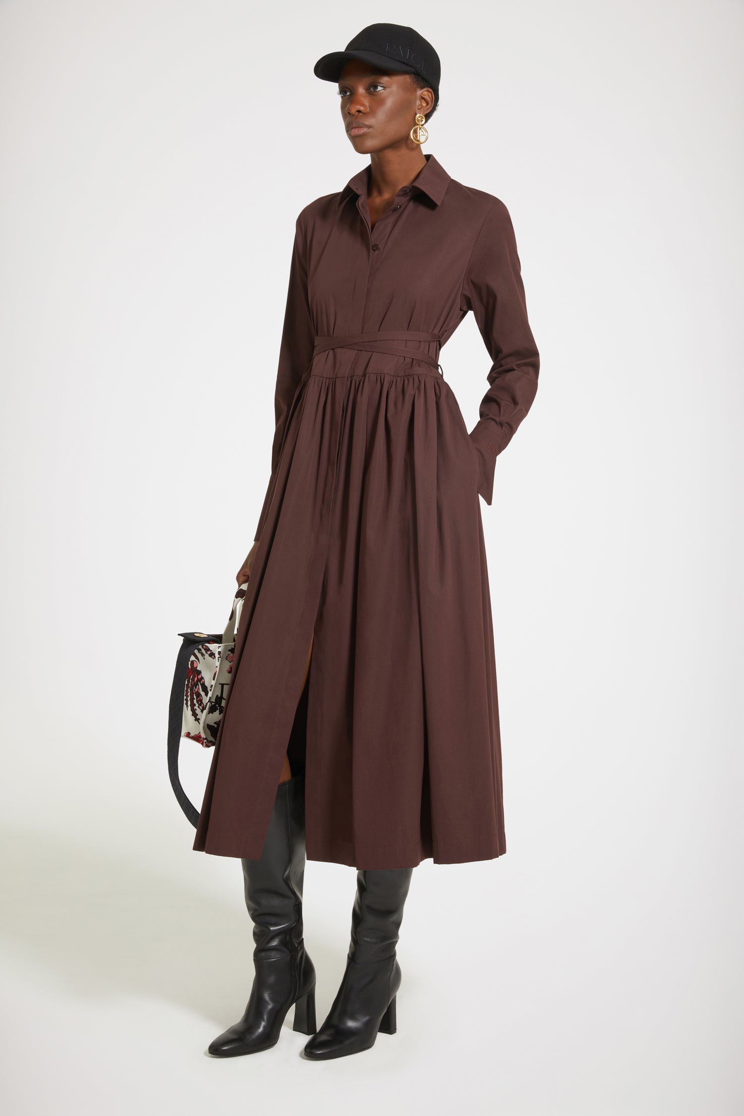 Patou - Midi shirt dress in organic cotton - Maya Mountain - It&amp;#39;s midi o&amp;#39;clock!Maya Mountain brown organic cotton poplin dress. Midi length. Loose silhouette. Shirt collar. Concealed button fastening with JP-engraved buttons. Removable belt at the waist. Pockets at the sides. Buttoned cuffs.
