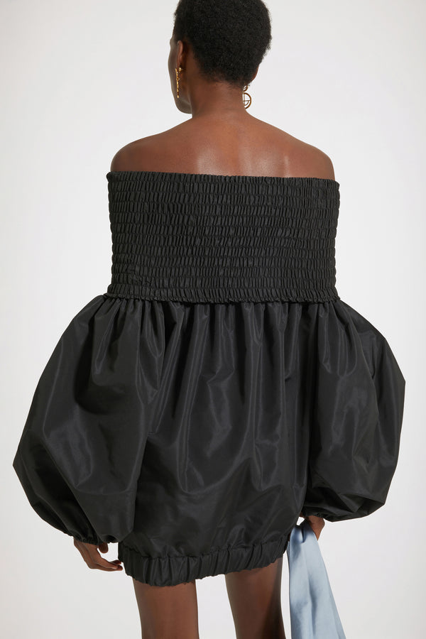 Patou - 친환경 파유 소재의 오프숄더 스목 미니 드레스 - Black - 오프 더 숄더, 온 더 레이더.블랙 재생 파유 소재의 드레스. 짧은 기장. 오프숄더 스목 네크라인. 신축성 있는 커프스로 마감한 볼륨 슬리브. 측면 포켓. 엘라스틱 버블 헴.이 드레스는 기장이 짧습니다.