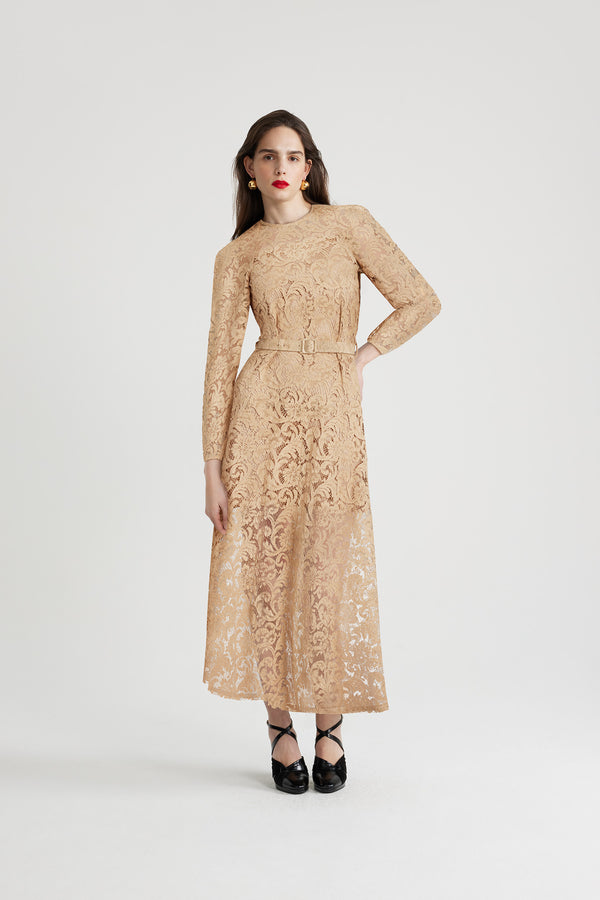 Patou - Vestito maxi in pizzo di cotone bio - Gray Sand - Vestito in pizzo di cotone bio e viscosa ecosostenibile color sabbia. Lunghezza maxi. Collo tondo. Spalle squadrate. Maniche raglan. Chiusura con bottoni sul retro e ai polsini con bottoni in madreperla incisi JP. Cintura in vita. Sottoveste.Questo modello è aderente in vita.