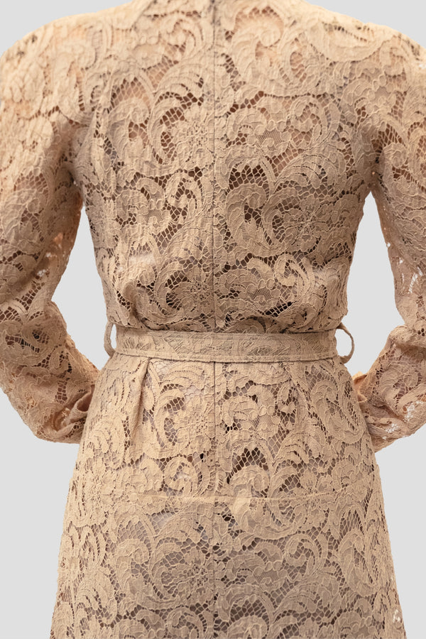 Patou - Vestito maxi in pizzo di cotone bio - Gray Sand - Vestito in pizzo di cotone bio e viscosa ecosostenibile color sabbia. Lunghezza maxi. Collo tondo. Spalle squadrate. Maniche raglan. Chiusura con bottoni sul retro e ai polsini con bottoni in madreperla incisi JP. Cintura in vita. Sottoveste.Questo modello è aderente in vita.