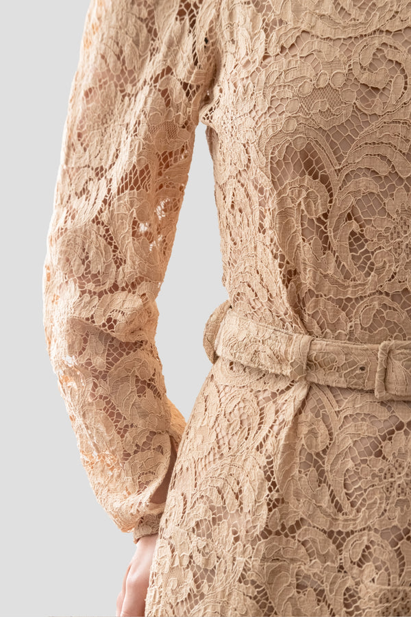 Patou - Vestito maxi in pizzo di cotone bio - Gray Sand - Vestito in pizzo di cotone bio e viscosa ecosostenibile color sabbia. Lunghezza maxi. Collo tondo. Spalle squadrate. Maniche raglan. Chiusura con bottoni sul retro e ai polsini con bottoni in madreperla incisi JP. Cintura in vita. Sottoveste.Questo modello è aderente in vita.