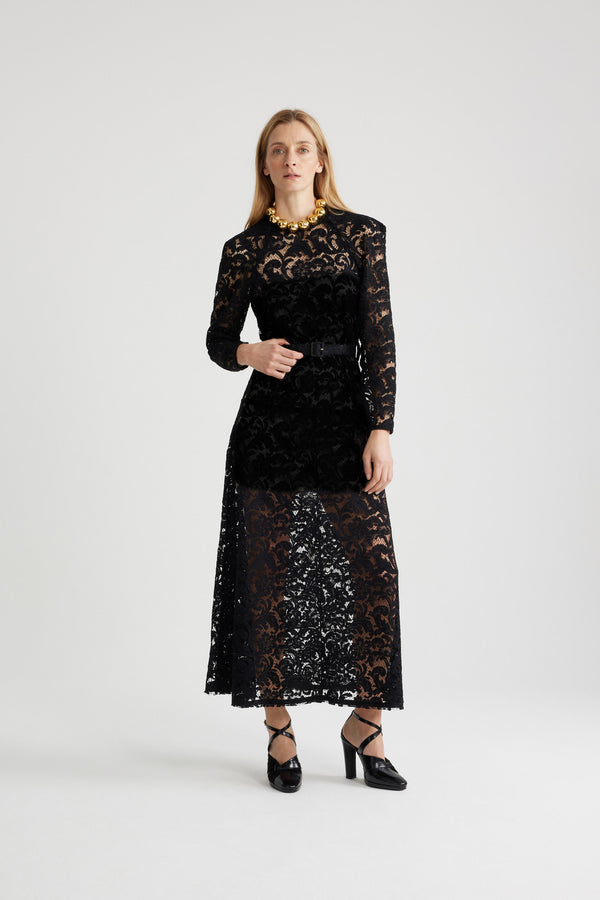 Patou - Vestito maxi in pizzo di cotone bio - Black - Vestito in pizzo di cotone bio e viscosa ecosostenibile nero. Lunghezza maxi. Collo tondo. Spalle squadrate. Maniche raglan. Chiusura con bottoni sul retro e ai polsini con bottoni in madreperla incisi JP. Cintura in vita. Sottoveste.Questo modello è aderente in vita.