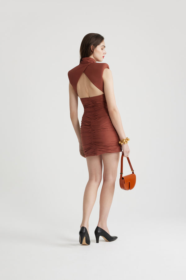 Patou - Vestito corto con schiena scoperta in faglia riciclata - Cinnamon - Vestito in faglia riciclata marrone cannella. Modello corto. Silhouette aderente e arricciata. Bustino incrociato sul fronte e sul retro con apertura sulla schiena. Chiusura con zip al lato.