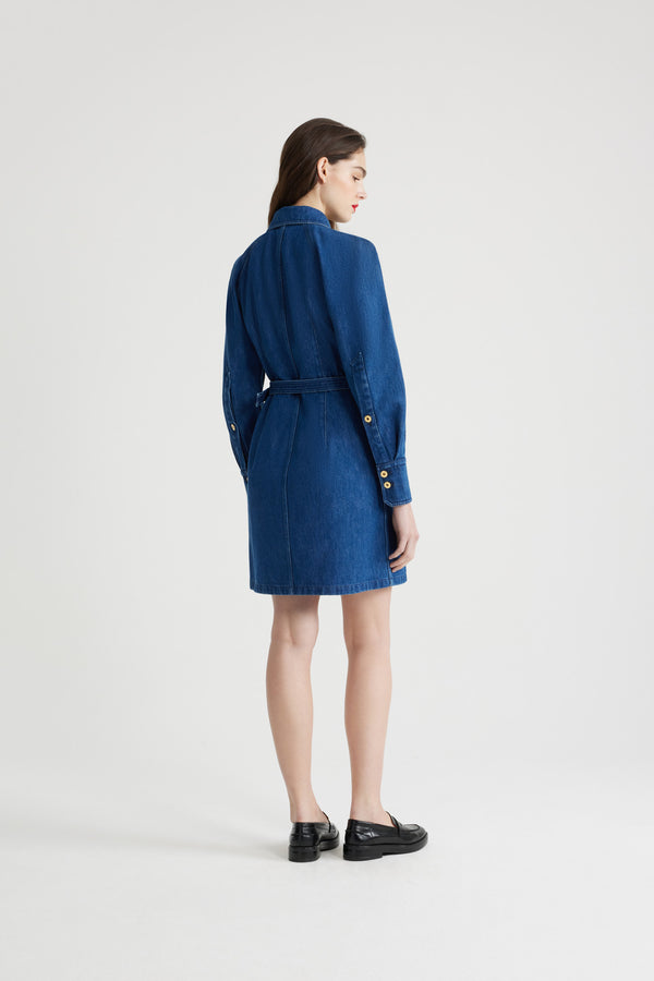 Patou - Robe courte en denim bio - Stonewash - Robe en denim bio bleu délavé dress. Modèle court. Coupe droite. Col de chemise. Boutons dorés gravés JP. Manches raglan volumineuses. Poignets boutonnés. Ceinture amovible à boucle dorée à la taille .