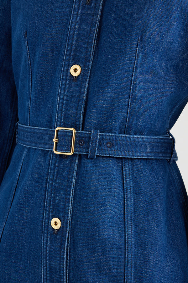 Patou - Robe courte en denim bio - Stonewash - Robe en denim bio bleu délavé dress. Modèle court. Coupe droite. Col de chemise. Boutons dorés gravés JP. Manches raglan volumineuses. Poignets boutonnés. Ceinture amovible à boucle dorée à la taille .