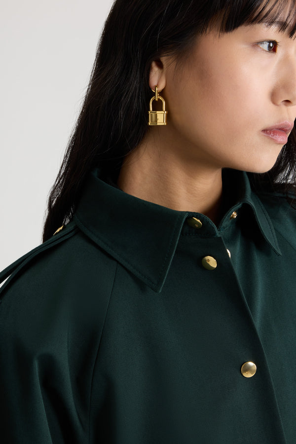 Patou - 오가닉 코튼 개버딘 소재 미니 셔츠 드레스 - Garden Green - 가든 그린 컬러의 오가닉 코튼 개버딘 드레스. 짧은 길이. 스트레이트 실루엣. 셔츠 칼라. 골드톤 JP 인그레이빙 버튼. 숄더 탭. 볼륨 래글런 슬리브. 버튼 디테일의 커프스. 탈착 가능한 허리 부분의 셀프 타이 벨트. 앞면의 JP 모노그램 및 파투 로고 자수 장식.