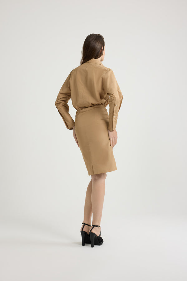 Patou - Vestito safari in faglia riciclata - Gray Sand - Vestito in faglia riciclata color sabbia. Taglio dritto. Colletto da camicia. Chiusura nascosta con bottoni in madreperla incisi JP. Tasche a toppa alte sul petto. Polsini abbottonati. Arricciatura in vita.