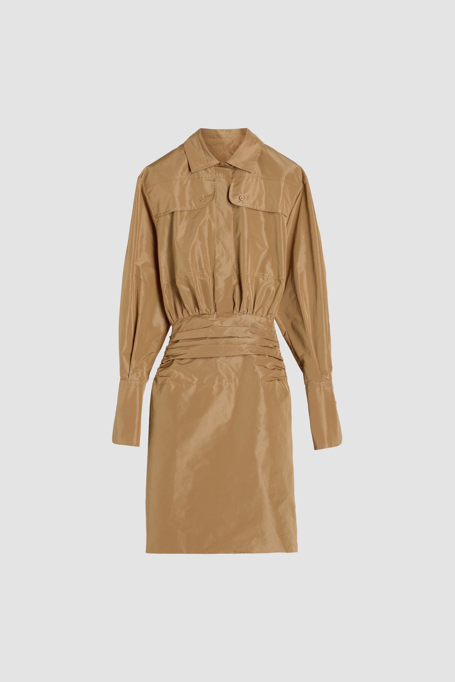 Patou - Robe safari en faille recyclée - Gray Sand - Robe en faille recyclée couleur sable. Coupe droite. Col de chemise. Gorge cachée avec boutons en nacre gravés JP. Poches hautes à la poitrine. Poignets boutonnés. Fronces à la taille.