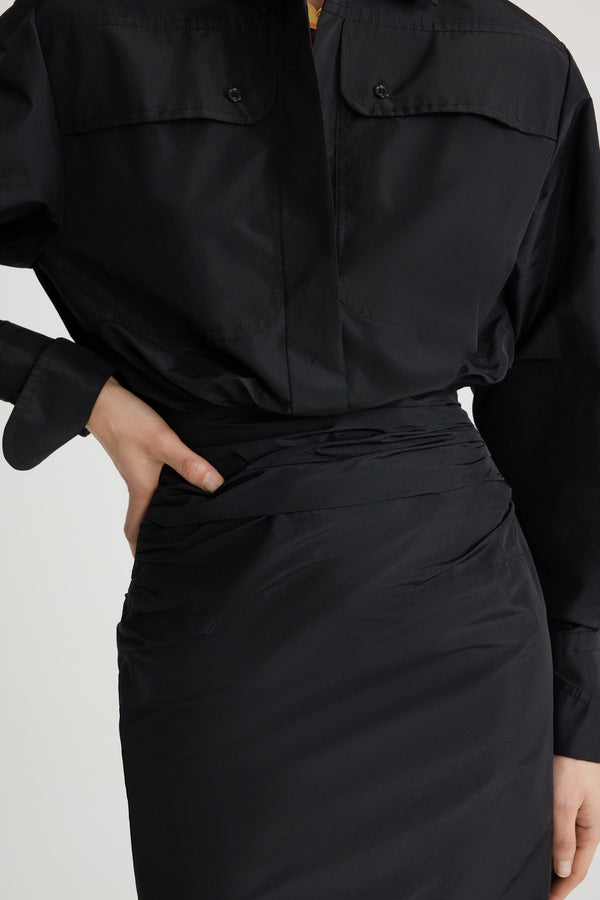 Patou - Vestito safari in faglia riciclata - Black - Vestito in faglia riciclata nera. Taglio dritto. Colletto da camicia. Chiusura nascosta con bottoni in madreperla incisi JP. Tasche a toppa alte sul petto. Polsini abbottonati. Arricciatura in vita.
