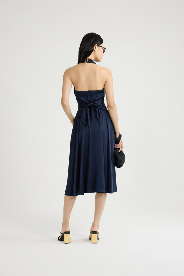 Patou - Midikleid mit Neckholder aus Satin - Navy Black - Schwarzblaues Kleid aus Satin. Midi-Länge. Neckholder aus Grosgrain. Gewickeltes Oberteil, das sich hinten binden lässt. Goldfarbener Reißverschluss vorne. Elastischer Rücken.