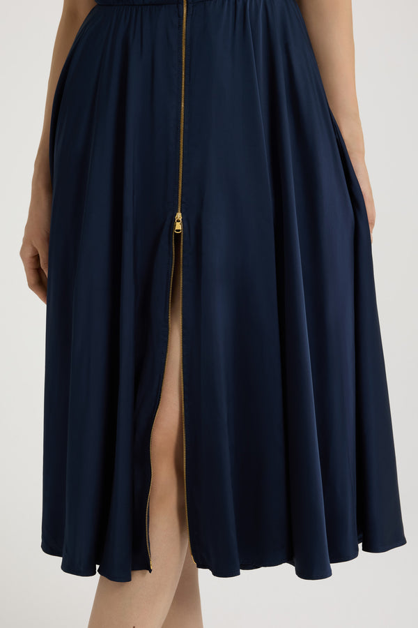 Patou - Midikleid mit Neckholder aus Satin - Navy Black - Schwarzblaues Kleid aus Satin. Midi-Länge. Neckholder aus Grosgrain. Gewickeltes Oberteil, das sich hinten binden lässt. Goldfarbener Reißverschluss vorne. Elastischer Rücken.