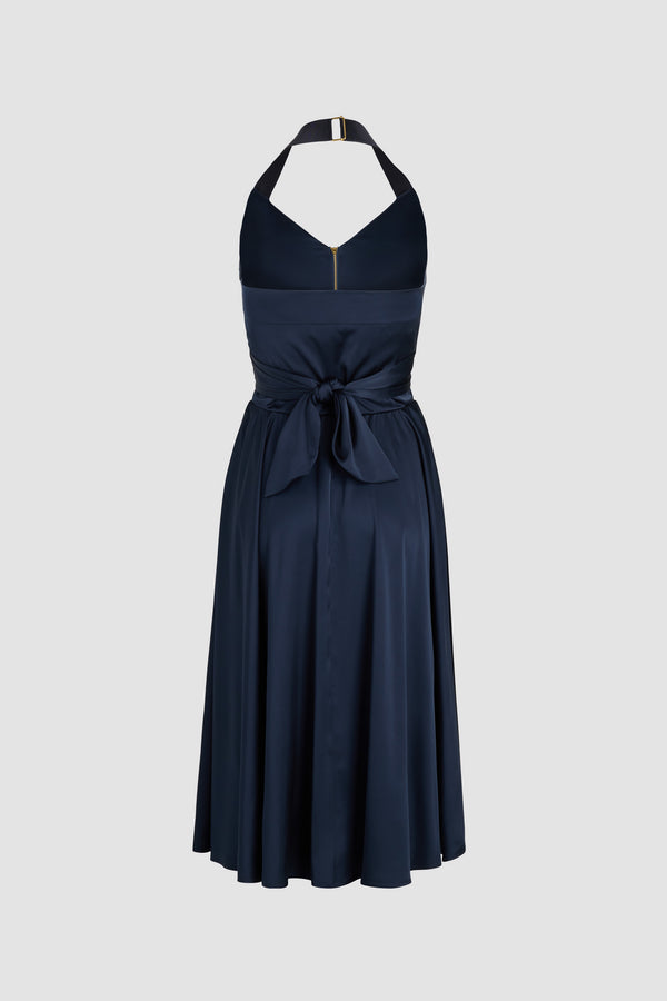 Patou - Midikleid mit Neckholder aus Satin - Navy Black - Schwarzblaues Kleid aus Satin. Midi-Länge. Neckholder aus Grosgrain. Gewickeltes Oberteil, das sich hinten binden lässt. Goldfarbener Reißverschluss vorne. Elastischer Rücken.